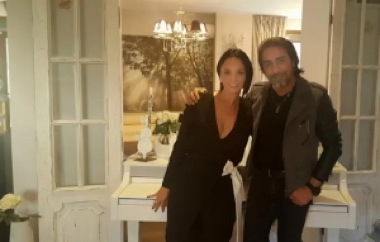 Andreea Marin s-a pozat alaturi de un barbat misterios