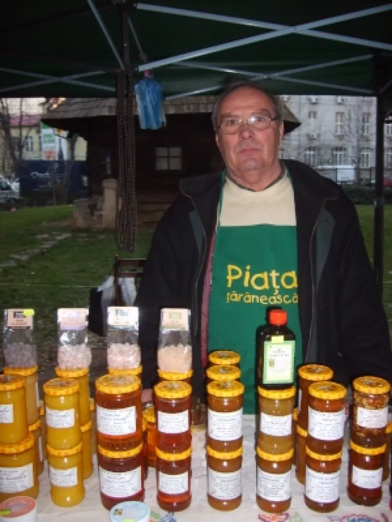 Apicultorul Vasile Stan: "Am adus la targul Piata Taraneasca de la MTR produse apicole!"