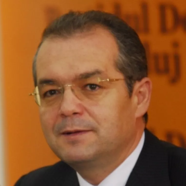 Boc plateste rate pentru o masina Peugeot si are o polita de asigurare pe numele sau si al copiilor