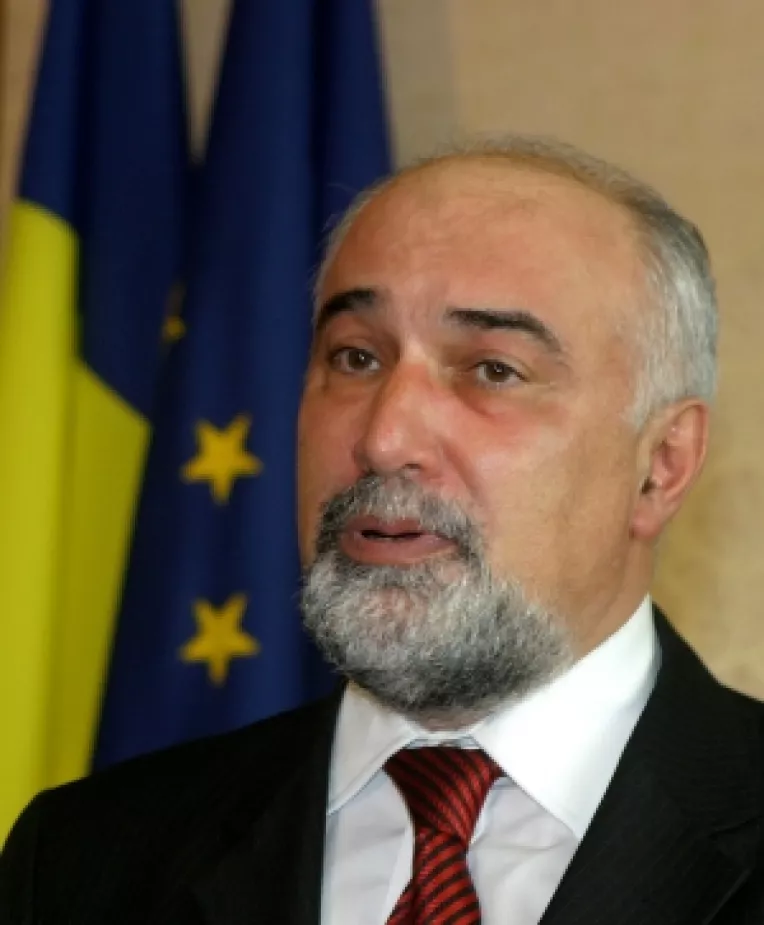 Guvernul ia in calcul sesizarea Curtii Constitutionale privind majorarea salariilor profesorilor 
