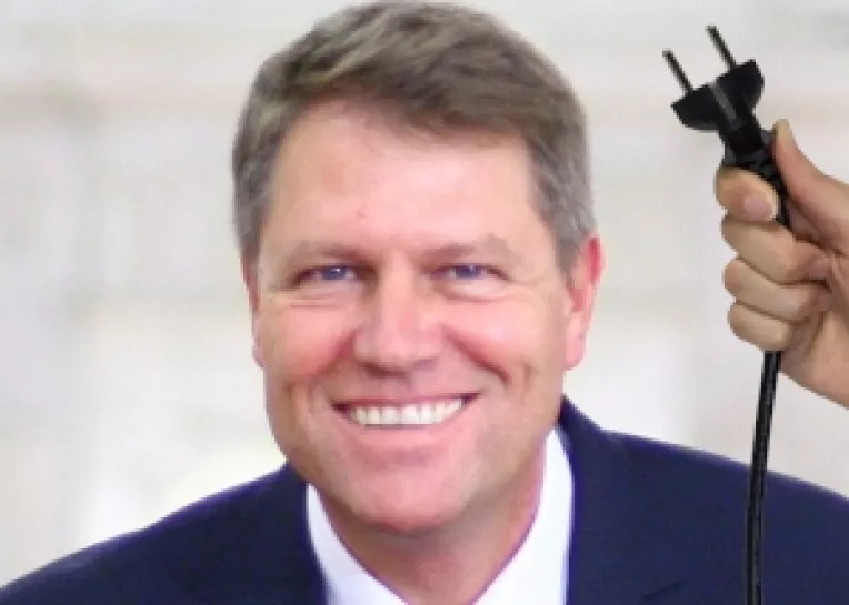 Klaus Iohannis are o gandire defecta si aluneca gratios pe cojile de banana aruncate de ambasadorul Klemm