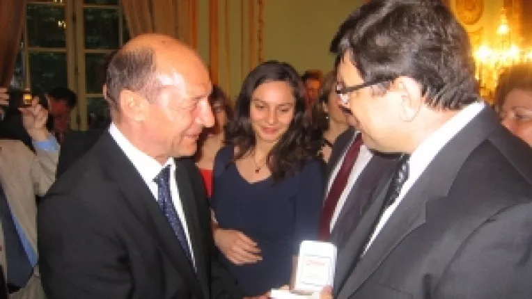 La Paris, Presedintele Traian Basescu a primit cadou un stick din bronz marca Chirita Paris 

