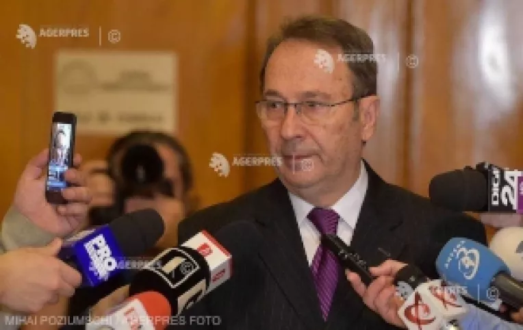 Legea pentru modificarea si completarea Legii 303/2004 privind statutul judecatorilor si procurorilor este, in ansamblul sau, constitutionala