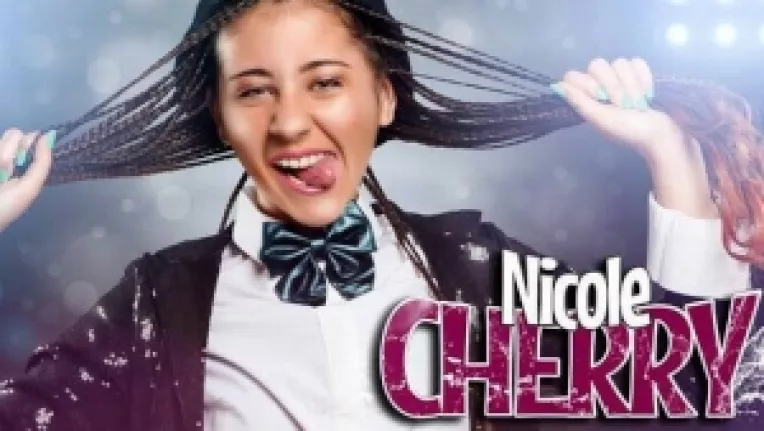Nicole Cherry sarbatoreste 4 ani de cand a lansat primul single din cariera