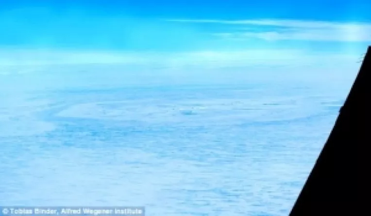 O structura circulara cu diametrul de 2 km a fost observata recent in estul Antarcticii