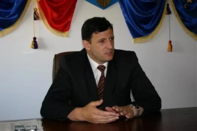 Primarul din Mihai Eminescu a trecut bac-ul la romana .