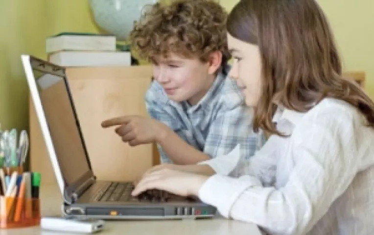 Studiu Bitdefender : Copiii romani cauta pe internet site-uri cu continut pornografic, magazine online, site-uri de unde pot descarca continut piratat si retele sociale