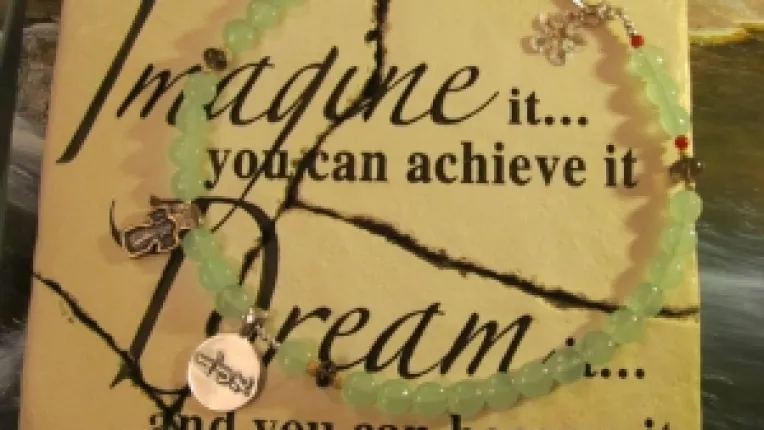 Thea Haimovitz creeaza bijuterii inspirate de Kaballah crestina