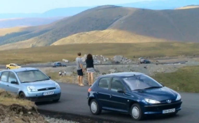 Transalpina este aproape gata : Soseaua la 2145 metri, care face legatura dintre Oltenia si Ardeal
